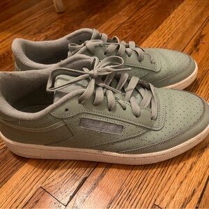 Reebok Tiffany blue size 8